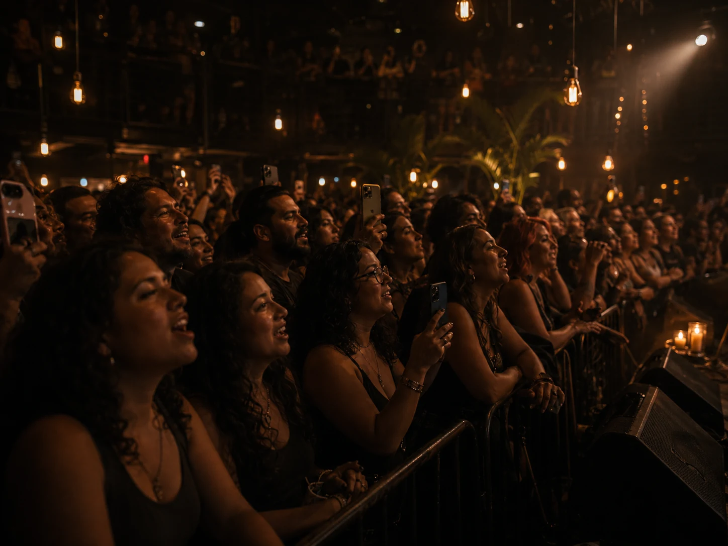 Primeira fila cantando em conjunto